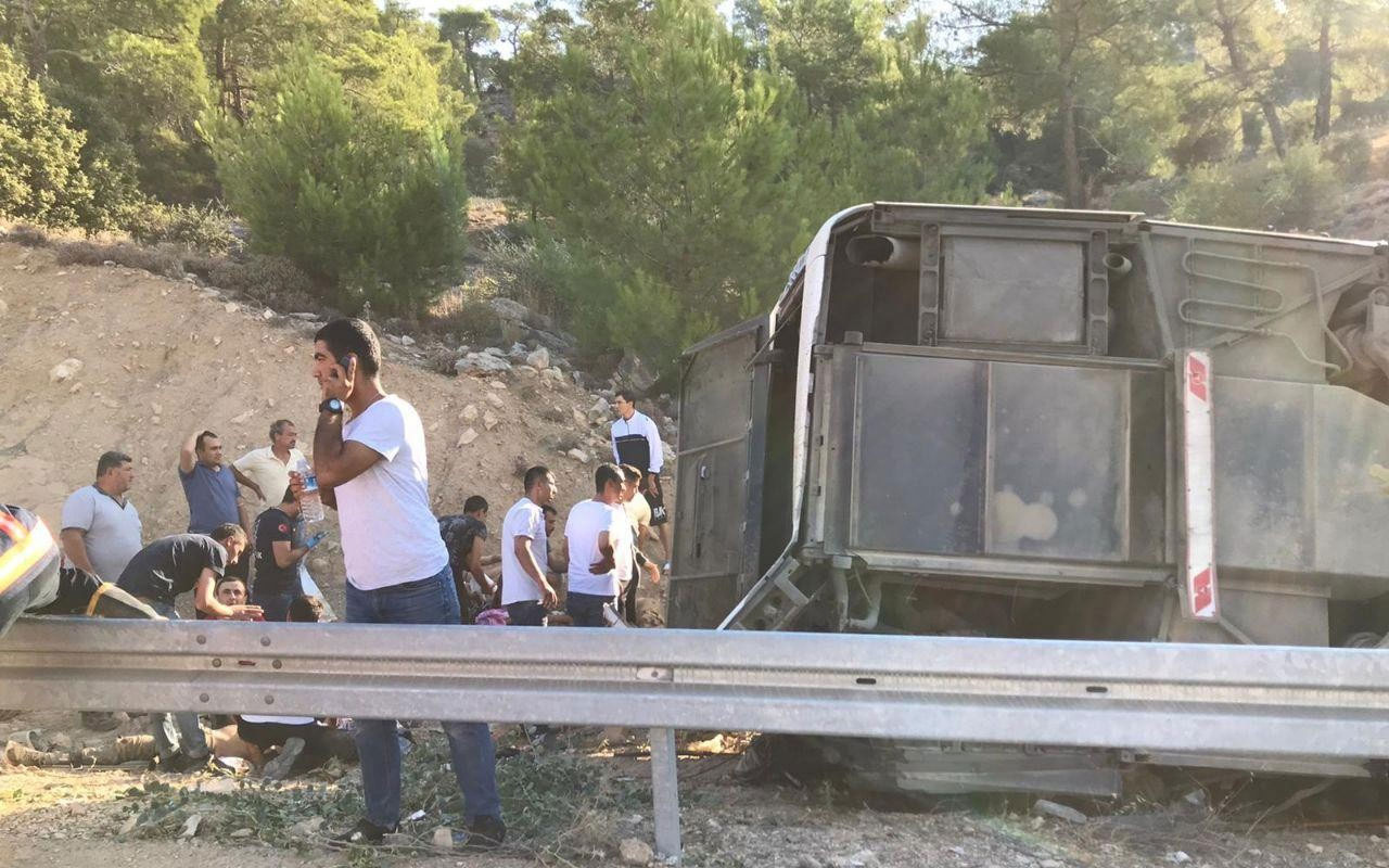Mersin'de askerleri taşıyan otobüs devrildi: 5 asker şehit oldu
