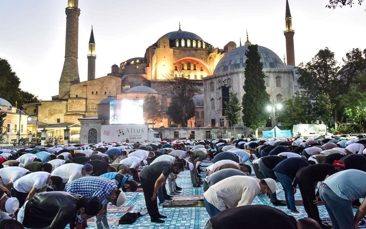 Türkiye'de sosyal mesafeli Kurban Bayramı namazı eda edildi Konya'da stadyumda kılındı