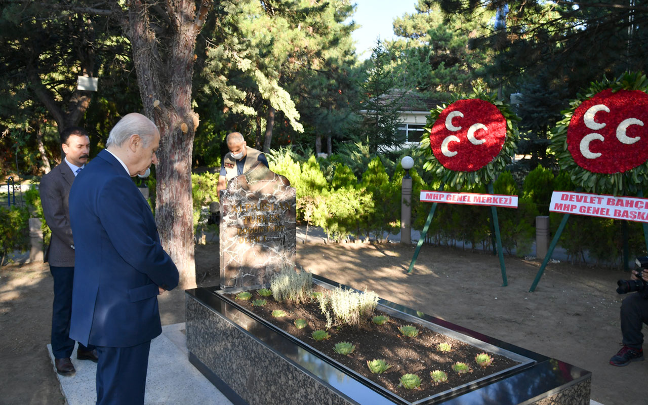 MHP lideri Bahçeli Kurban Bayramı'nın ilk ziyaretini Başbuğ Türkeş'e yaptı