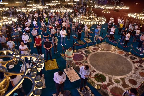 86 yıl sonra ibadete açılan Ayasofya'da ilk bayram namazı