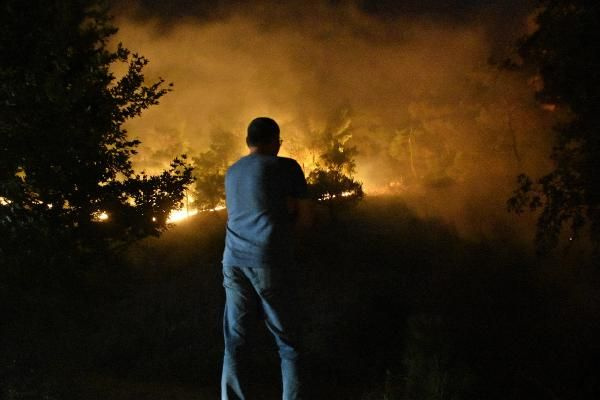 Manisa'nın Ahmetli ilçesinde orman yangını! 12 saattir her yer alev alev