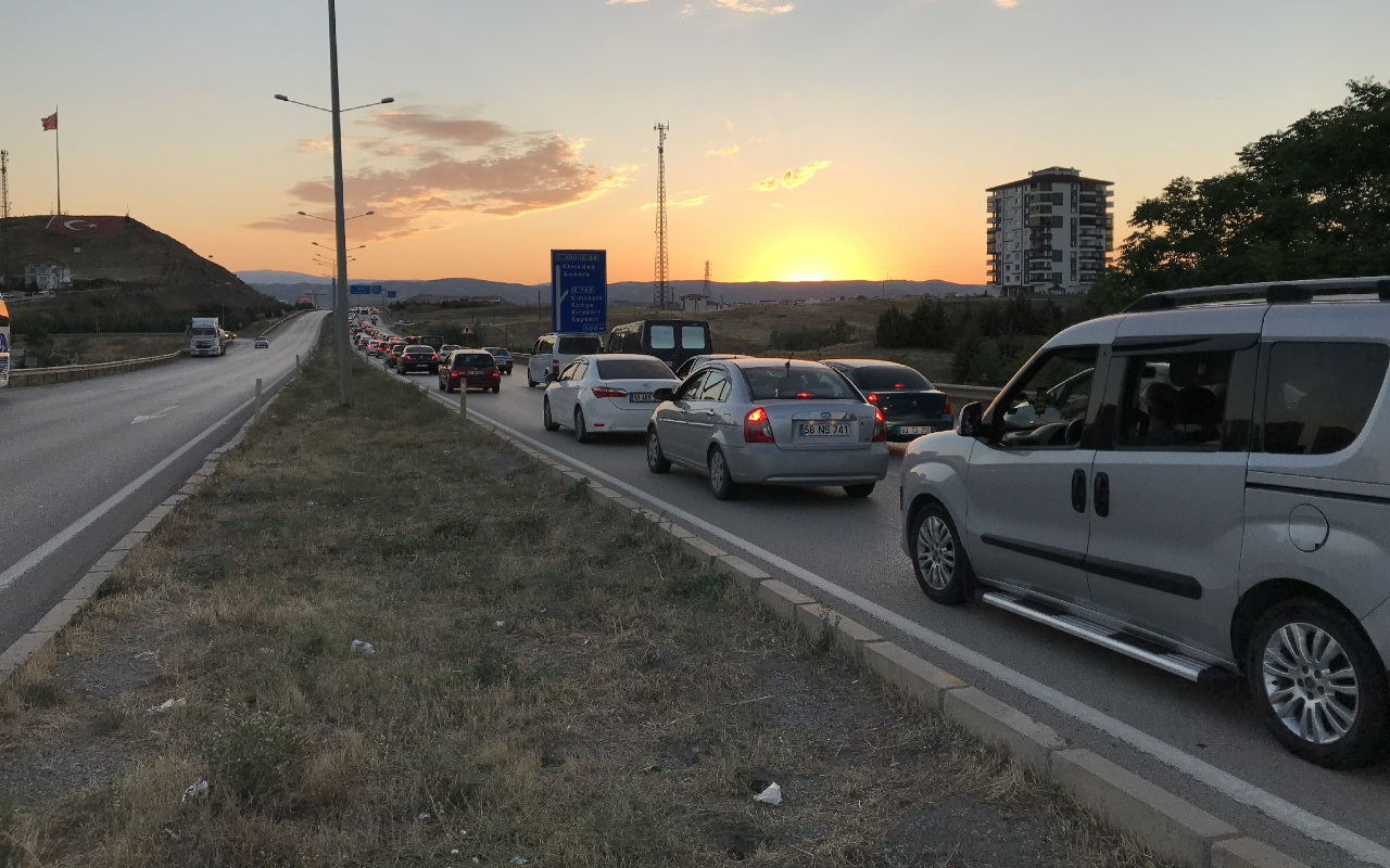 Kilit kavşak Kırıkkale'de uzun araç kuyruğu oluştu