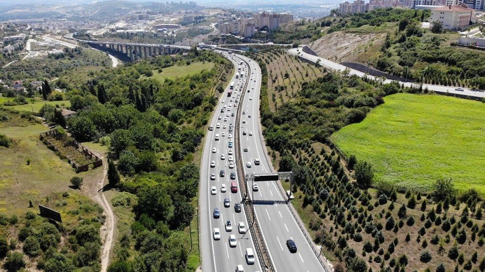 Bayram dönüşü trafik yoğunluğu! İstanbul trafiği kilitlendi