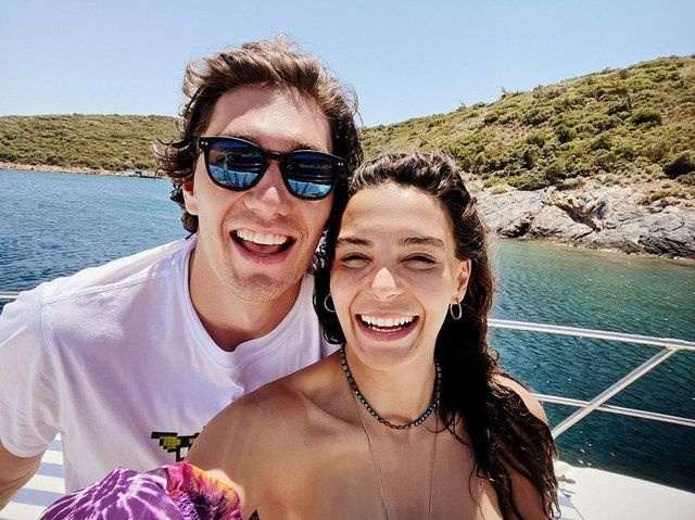 ATV Hercai yıldızı Ebru Şahin sevgilisi Cedi Osman'la aşk pozlarını paylaştı