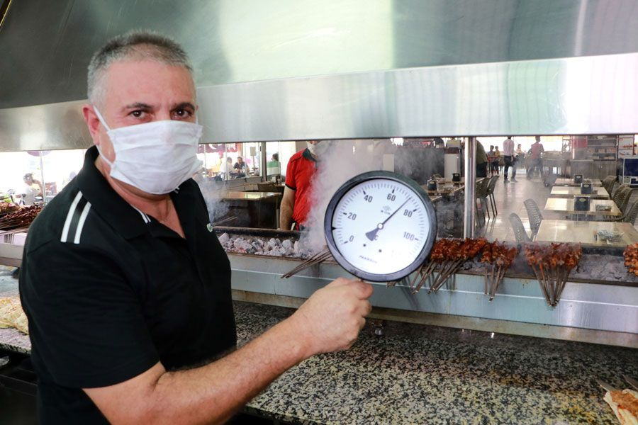 Adanalı kebapçılar 80 dereceyi bulan sıcakta keyifle çalışıyorlar