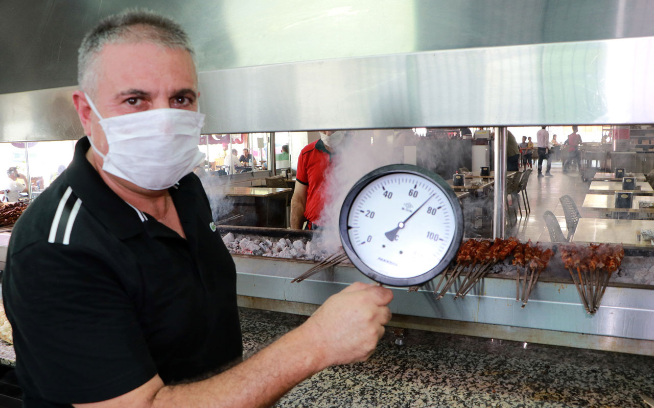 Adanalı kebapçılar 80 dereceyi bulan sıcakta keyifle çalışıyorlar