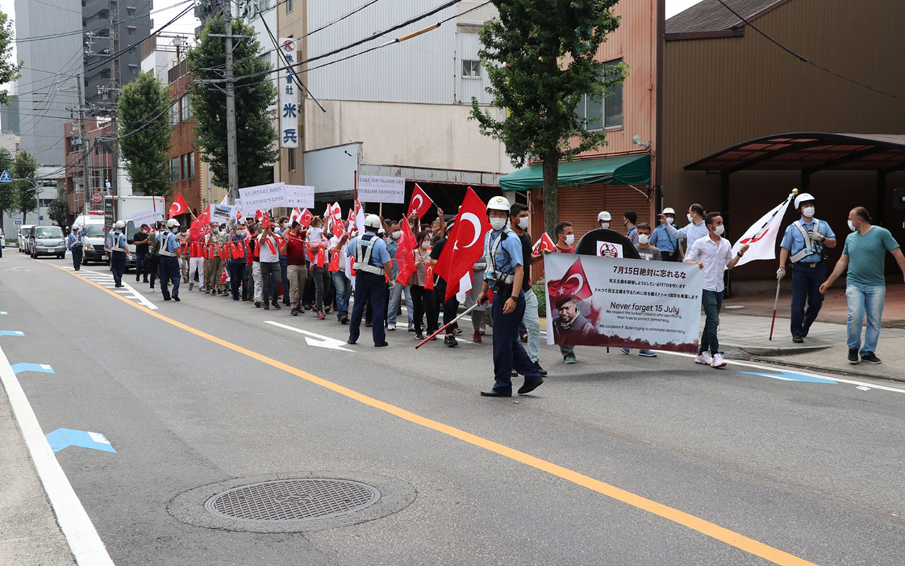 Japonya'nın Nagoya kentinde FETÖ okulu önünde protesto gösterisi