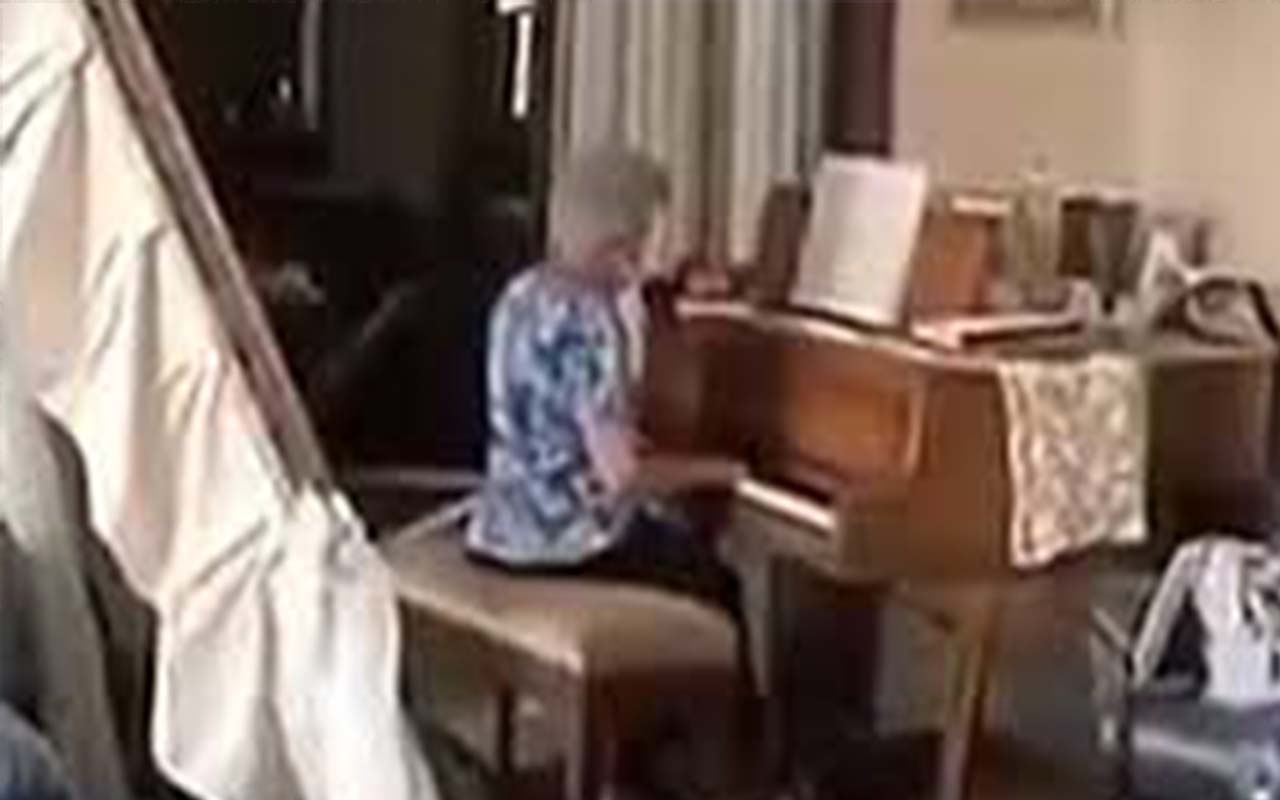 Beyrut patlamasının ardından enkazın içinde piyanoyla veda parçası çaldı