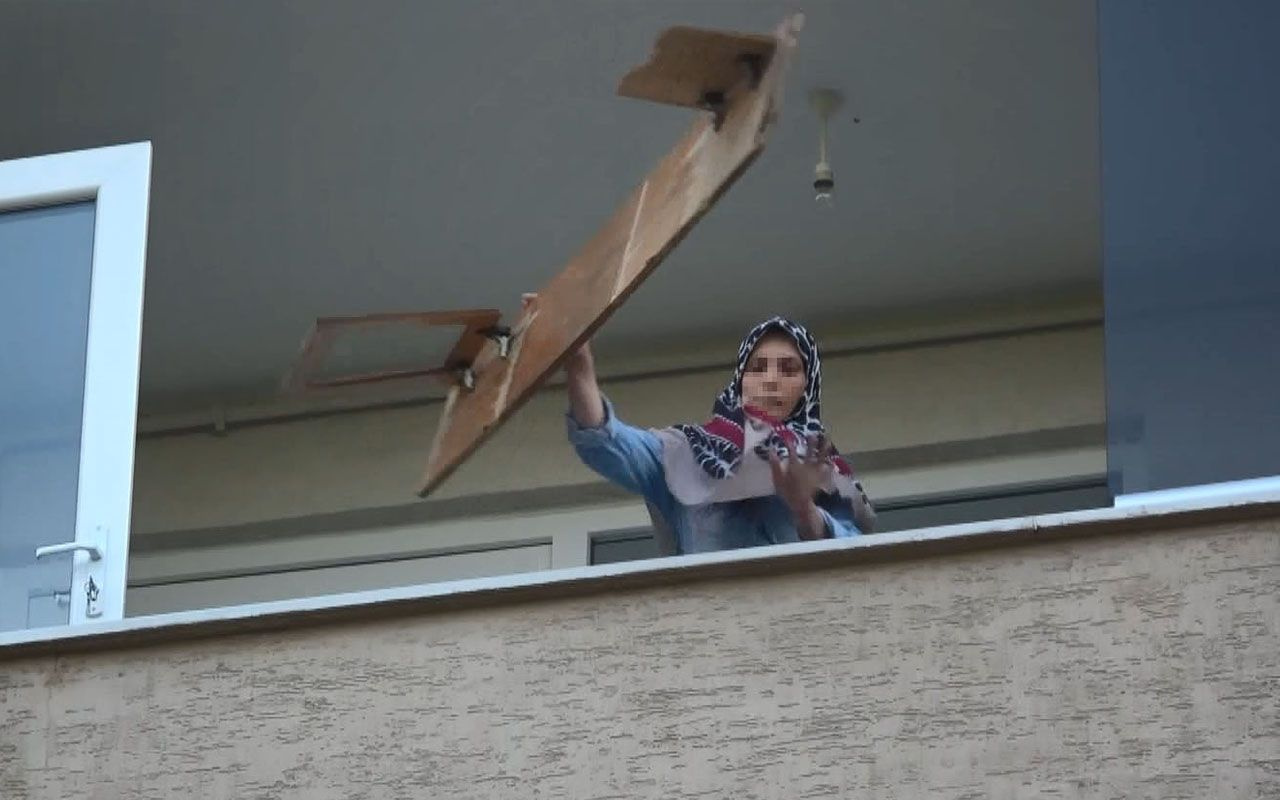 Bursa'da evde ne var ne yok kapıya attı polis devreye girdi