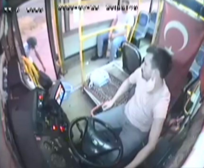 Tarsus'ta otobüsü durdurdu binmek yerine eşikte ayakkabılarının bağcıklarını bağladı