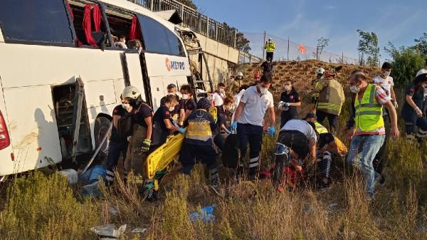 İstanbul'da yolcu otobüsü otoyoldan çıktı! Ölü ve yaralılar var