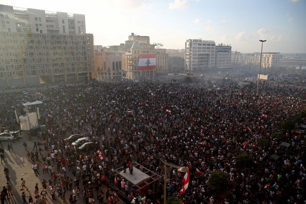 Beyrut fena karıştı! Göstericiler bakanlık binalarını bastı! 490 kişi yaralandı 1 polis öldü