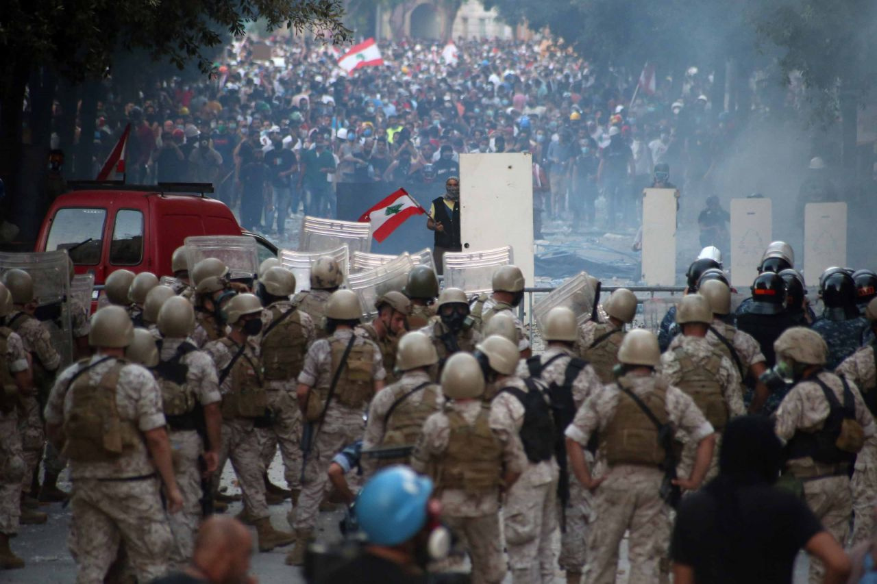 Beyrut'ta protestocular ile güvenlik güçleri arasında çatışma!