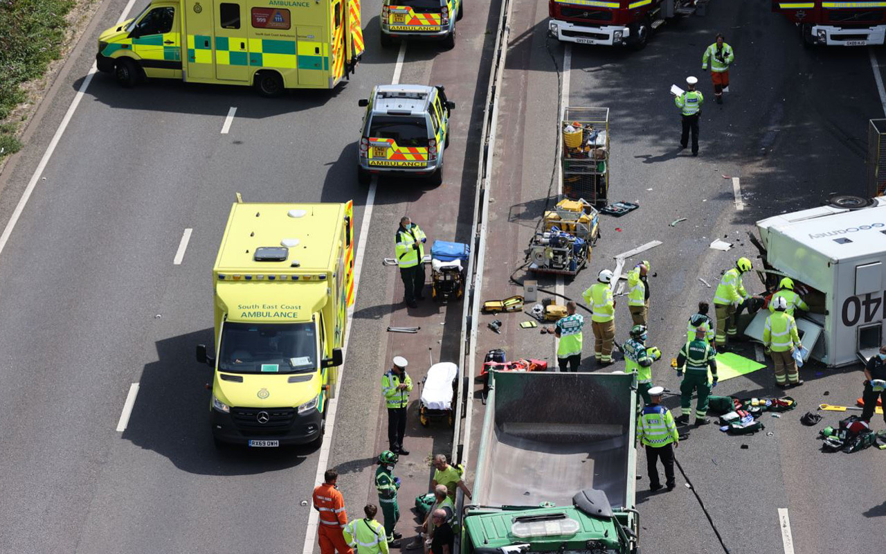 İngiltere'de hükümlü taşıyan zırhlı araç kazaya karıştı