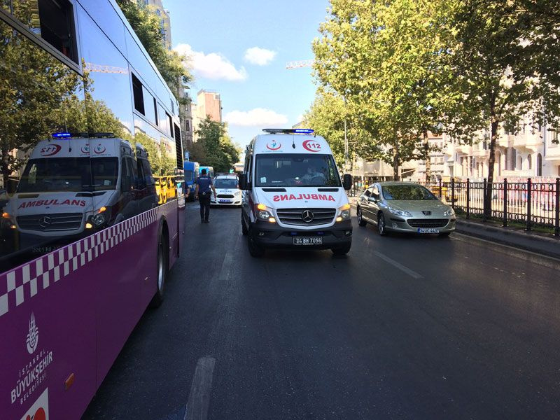 Bu sefer tersi oldu Beyoğlu'nda yaya otobüse çarptı