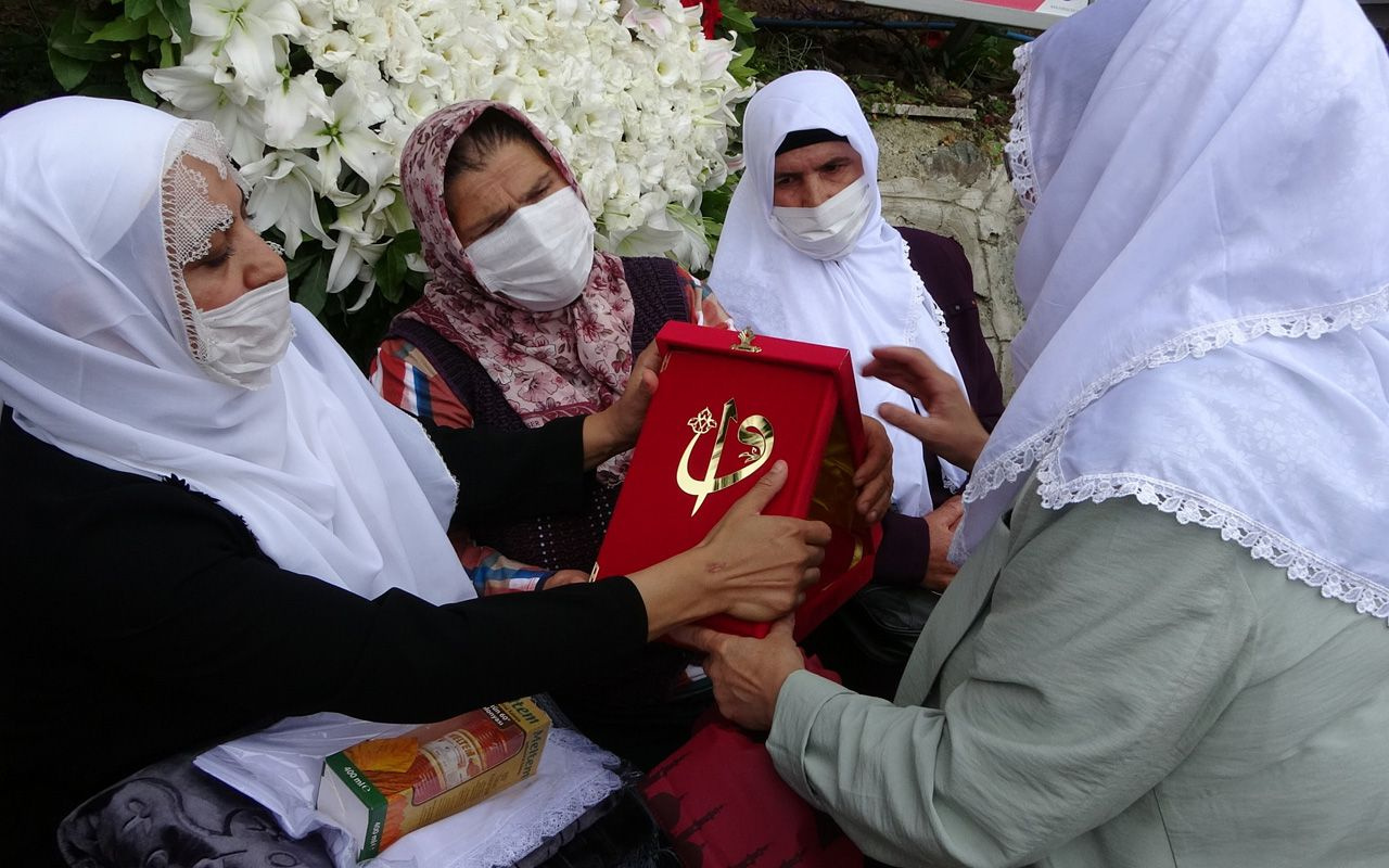 Trabzon şehidi Eren Bülbül mezarında anıldı Savcı Sayan ve Ağrılı annelerden ziyaret