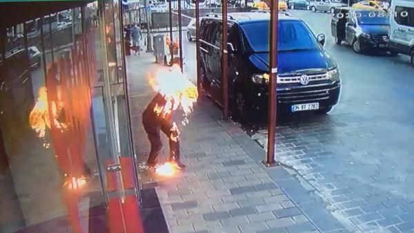 Taksim'de dehşet anları! Kavga ettiği kardeşini üzerine tiner döküp yaktı