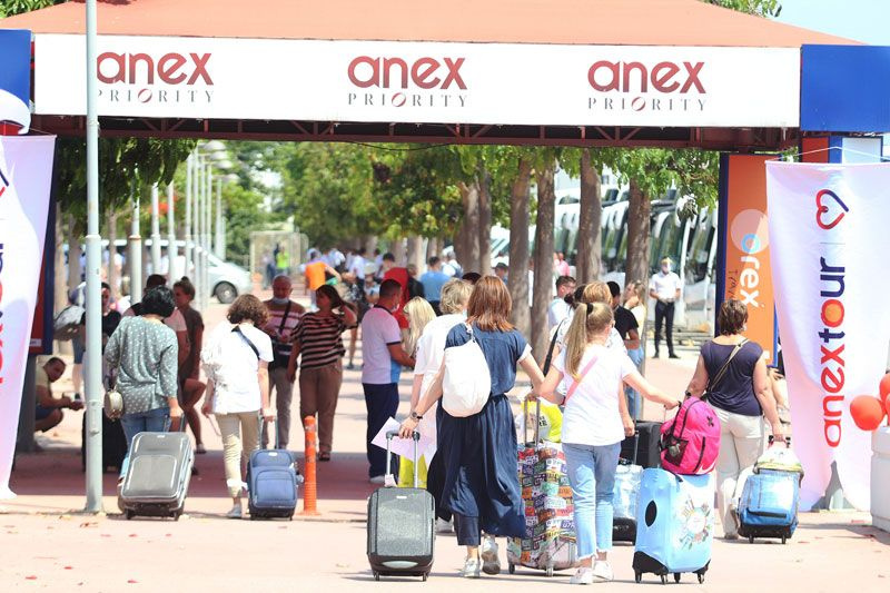 Rusya'dan turizmin başkenti Antalya'ya bir günde 80 uçak geldi