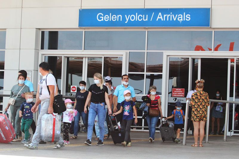 Rusya'dan turizmin başkenti Antalya'ya bir günde 80 uçak geldi