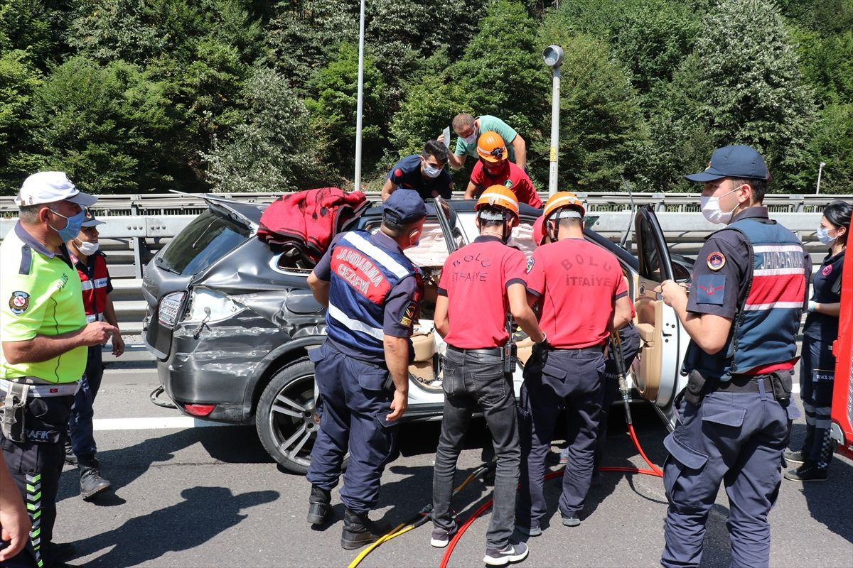 Bolu'da bariyere çarpan lüks cipin sürücüsü kadın yaralandı