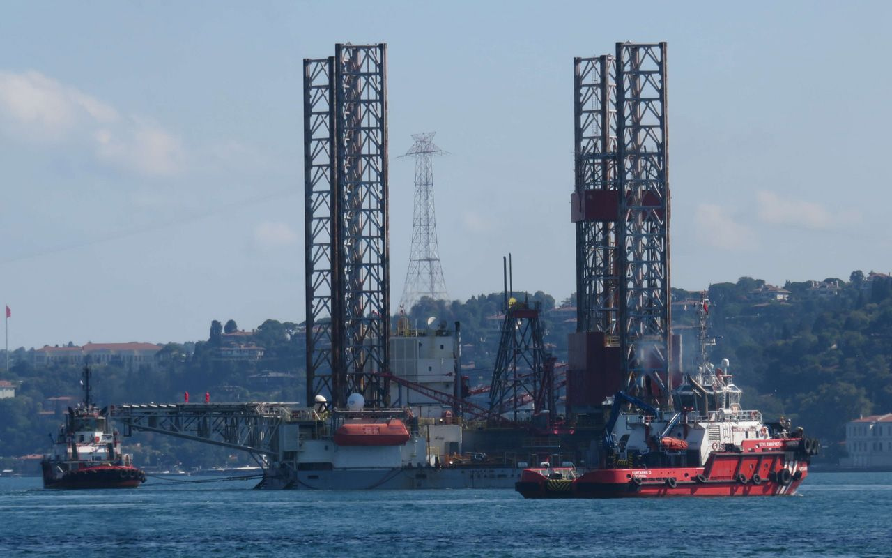 Devasa petrol platformu İstanbul Boğazı'na indi Karadeniz'e geçiş yaptı