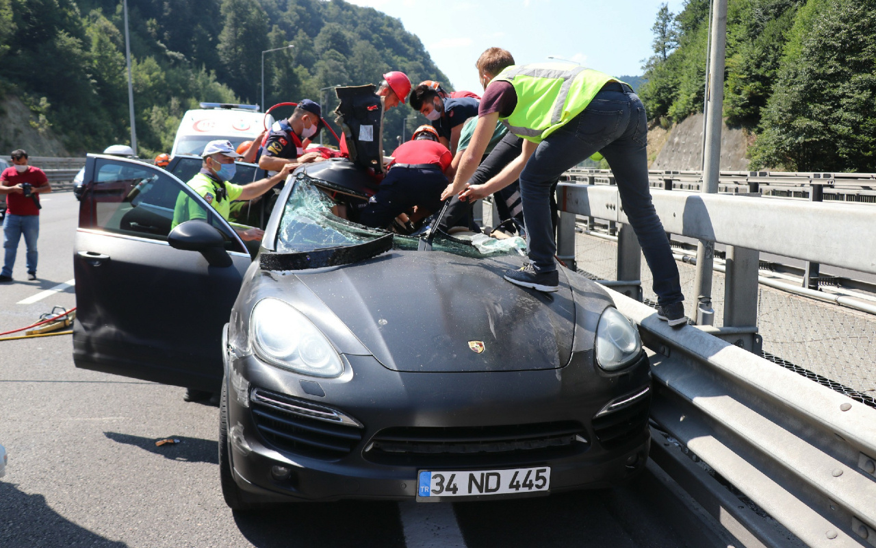 Bolu'da bariyere çarpan lüks cipin sürücüsü kadın yaralandı