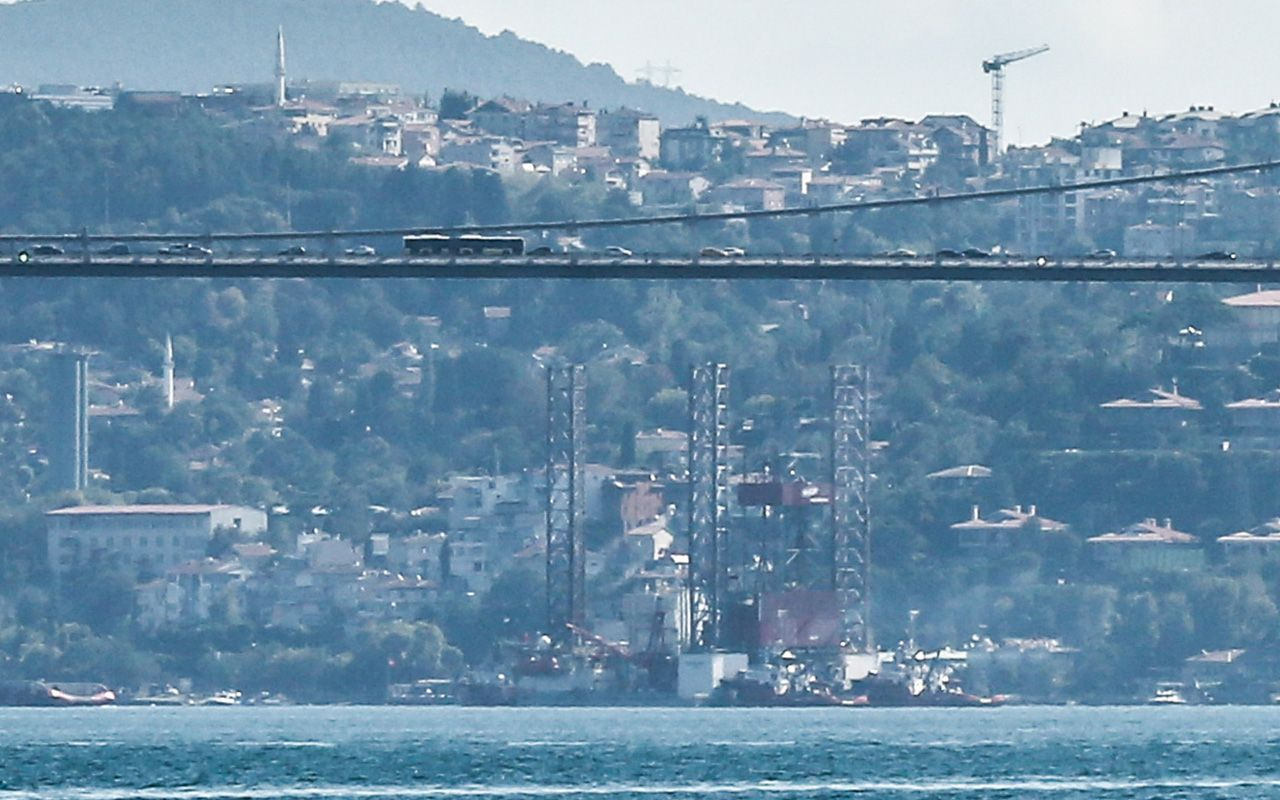 Devasa petrol platformu İstanbul Boğazı'na indi Karadeniz'e geçiş yaptı