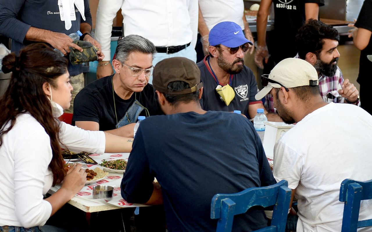 Aamir Khan Adana'da lezzet yolculuğuna çıktı tezgahın başına geçti