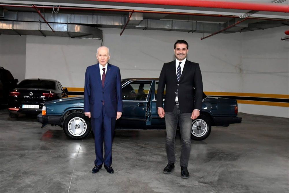 MHP Genel Başkanı Devlet Bahçeli 'BJK' plakalı aracını Avukat Serkan Toper'e hediye etti