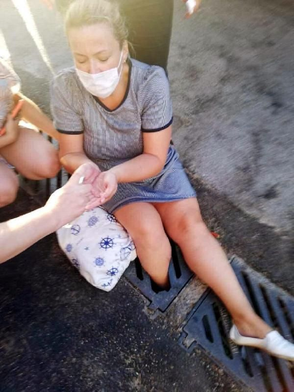 İzmir'de arabasından inen kadın bacağını mazgalda kırdı
