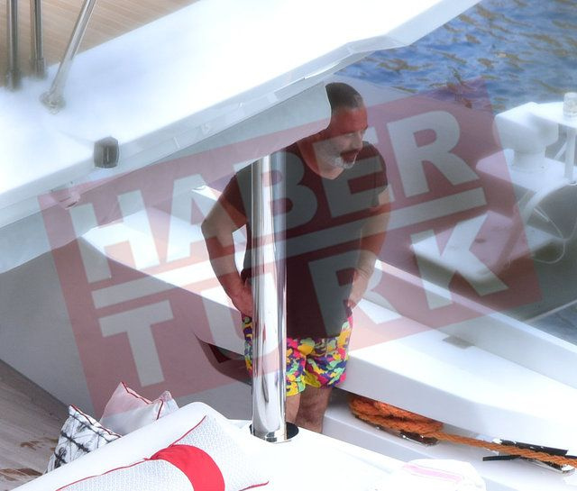 Cem Yılmaz'la tatilde olan Serenay Sarıkaya leoparlı bikinisiyle olay! İşte tekne halleri