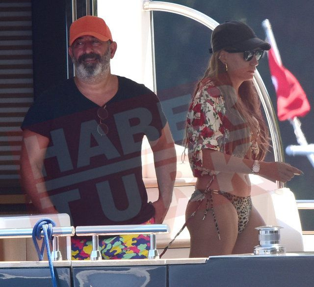 Cem Yılmaz'la tatilde olan Serenay Sarıkaya leoparlı bikinisiyle olay! İşte tekne halleri
