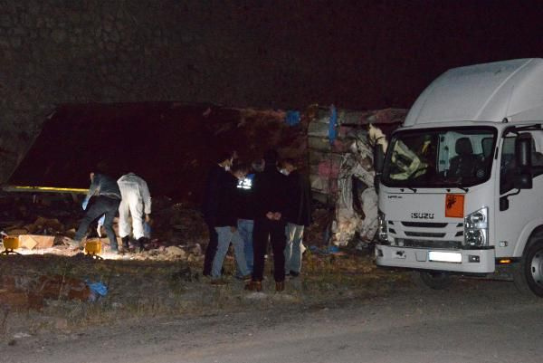 Erzurum'da 14 ton patlayıcı yüklü kamyon yola devrildi!