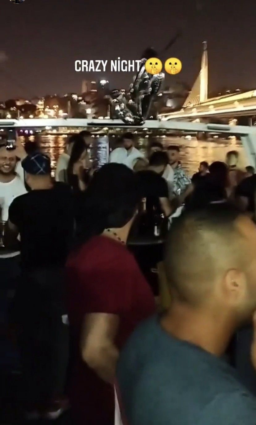 İstanbul Boğazı’nda salgına rağmen “dansözlü” yat partisi