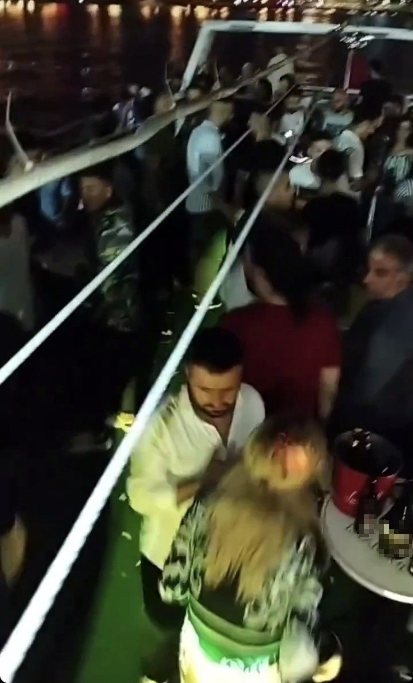 İstanbul Boğazı’nda salgına rağmen “dansözlü” yat partisi