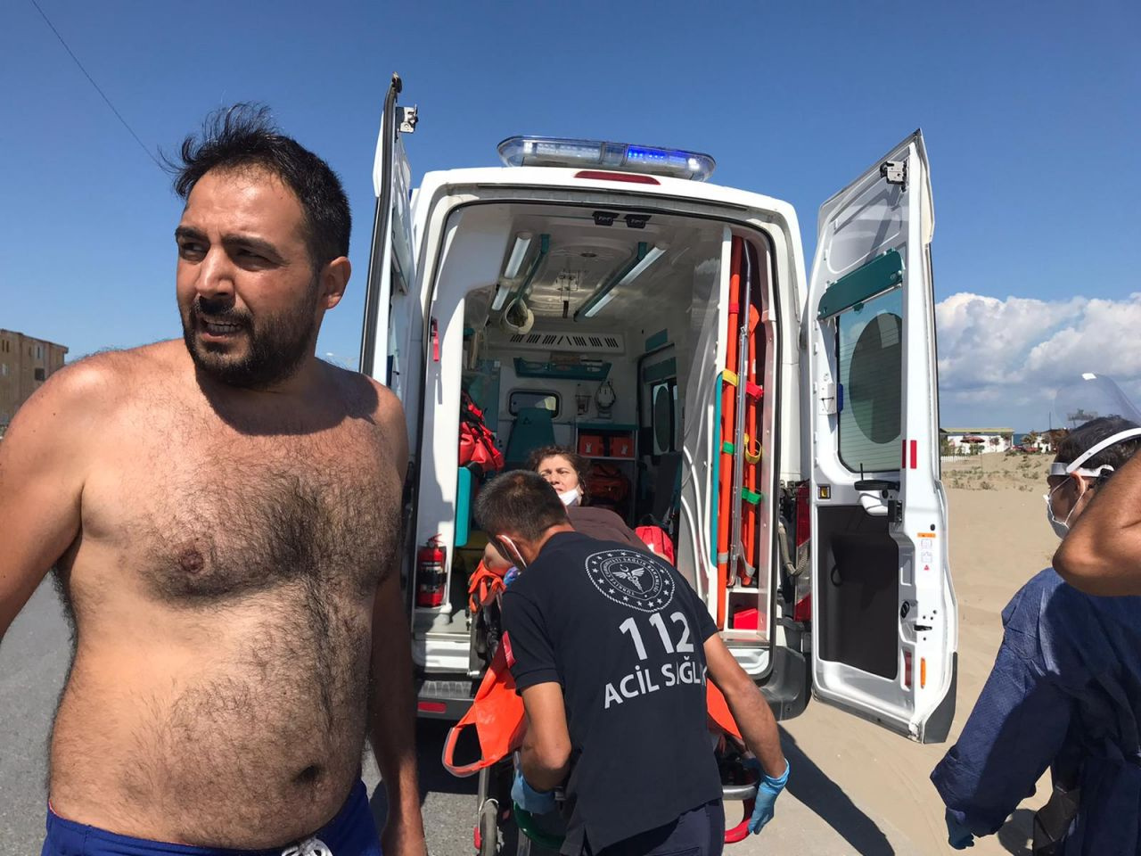 Sakarya Karasu plajında bir kişi komşularını bıçakladı