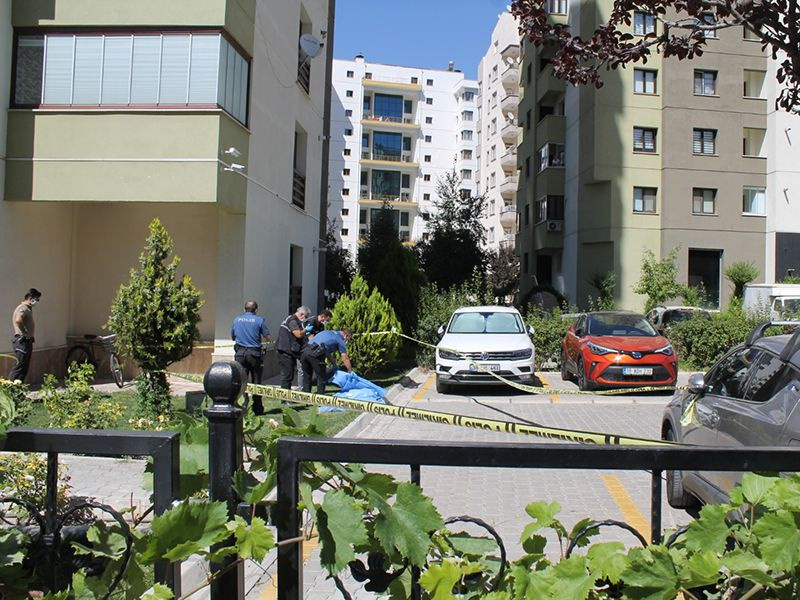 Kayseri'de 13'üncü kattan düşen genç hayatını kaybetti