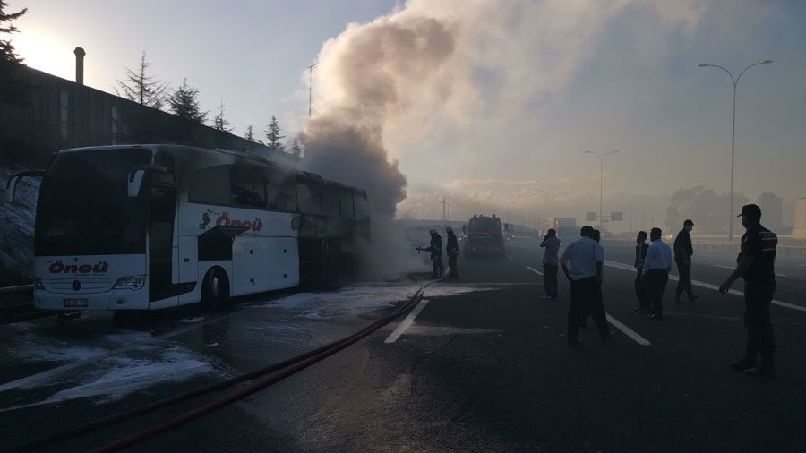 Facianın eşiğinden dönüldü!  Kocaeli'de seyir halindeki yolcu otobüsü yandı