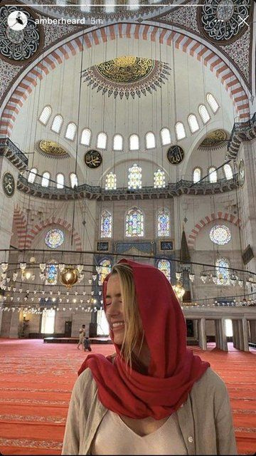 Amber Heard'ın cami fotoğrafı olay oldu 'Sutyen takmamış'