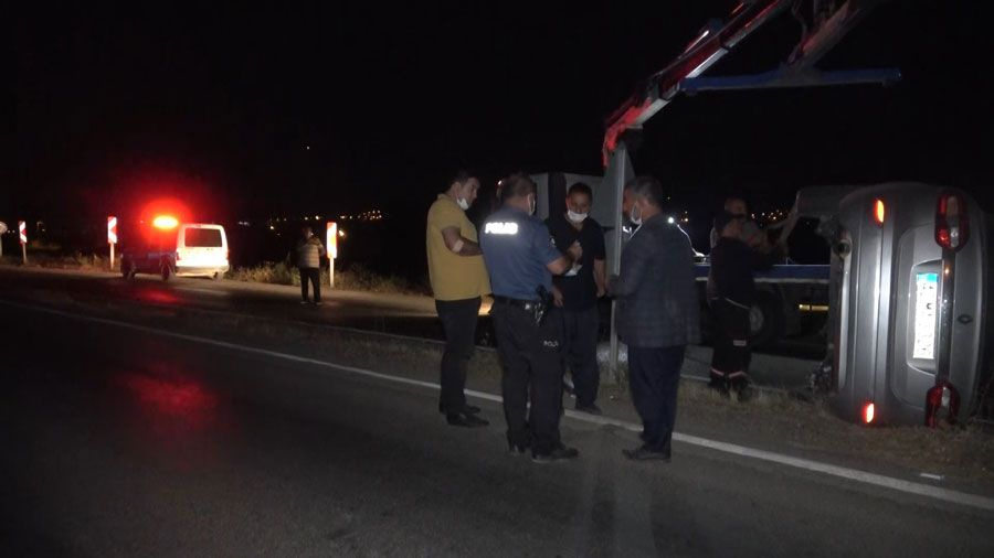 Kırıkkale'de pes dedirten görüntü! Kaza yaptıkları araçtan çıkar çıkmaz çay içtiler