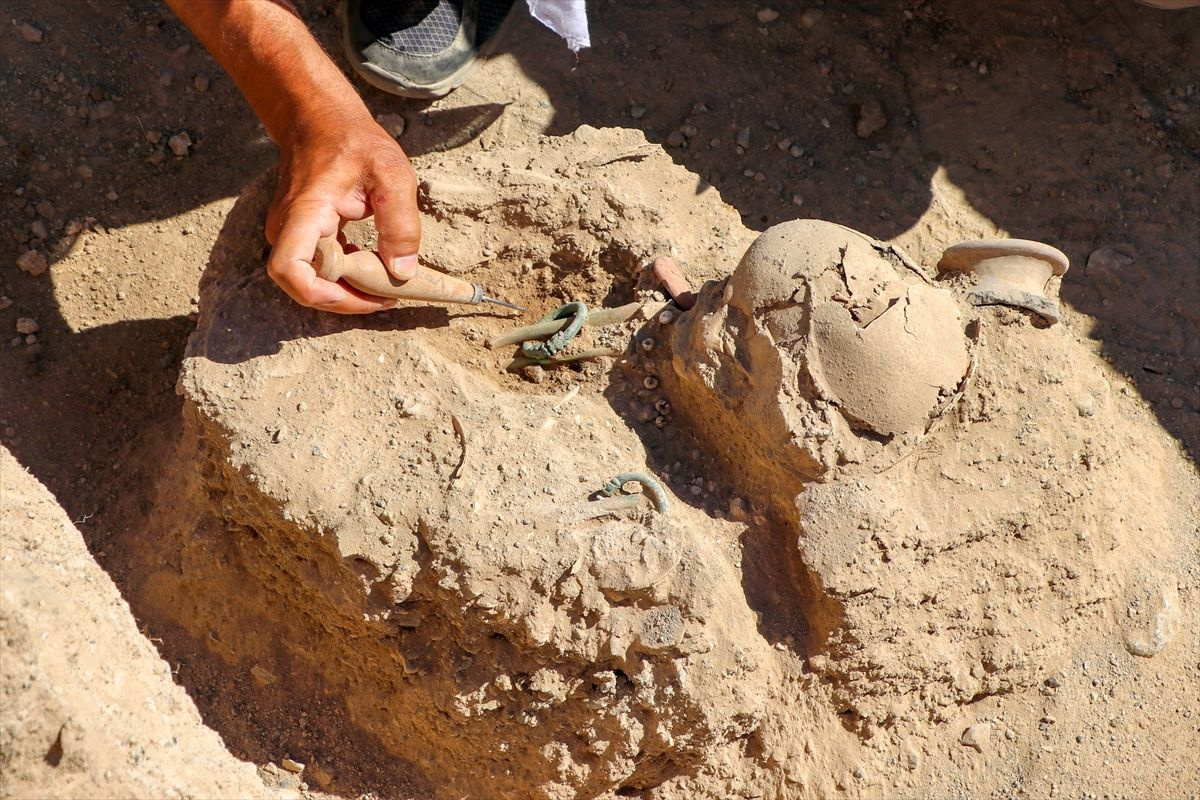 Van'daki kazılarda bulundu! Kolunda ejder başlı iki bilezik olan çocuk iskeleti