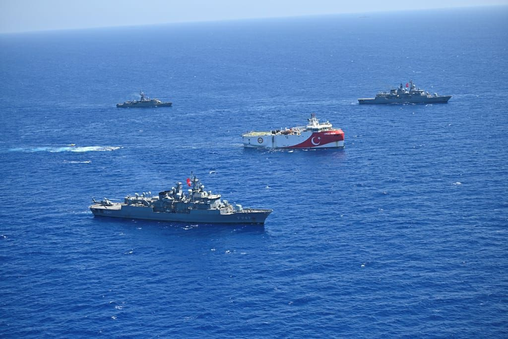 Türk Deniz Kuvvetlerinin Oruç Reis'i koruma görevi kararlılıkla sürüyor