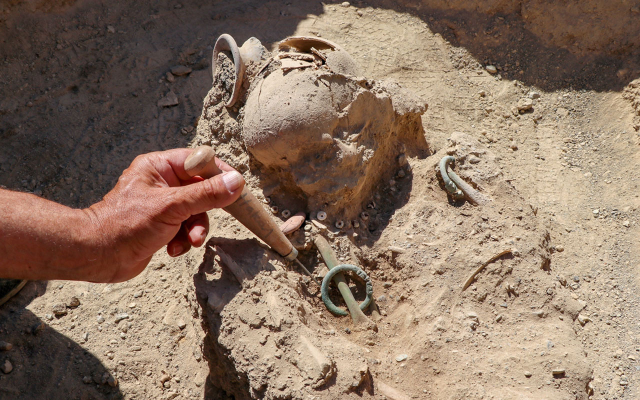 Van'daki kazılarda bulundu! Kolunda ejder başlı iki bilezik olan çocuk iskeleti