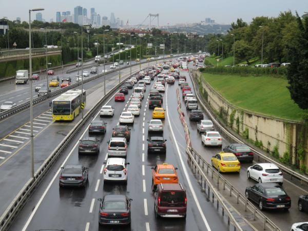 İstanbul'da yağış trafiği! Uzun araç kuyrukları oluştu