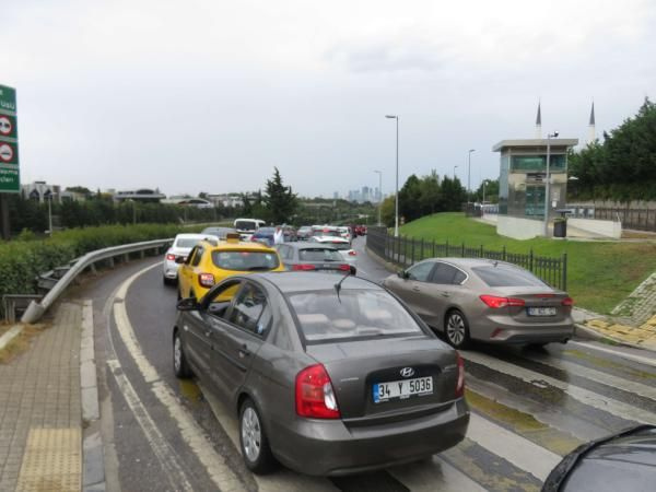 İstanbul'da yağış trafiği! Uzun araç kuyrukları oluştu