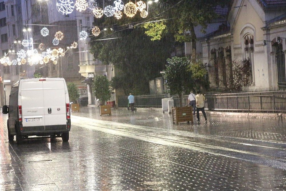 Meteoroloji'den İstanbul'a uyarı! Sel su baskını yıldırıma karşı dikkatli olun