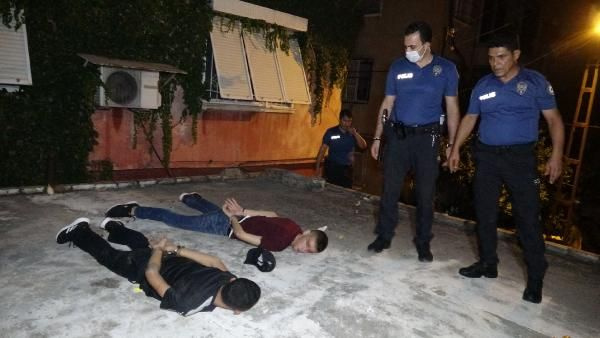 Adana'da hareketli saatler! Ev kurşunladılar damda saklanırken yakalandılar