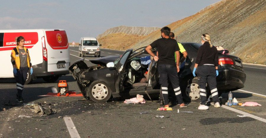 Erzincan'da feci kaza: Ölenler ve yaralılar var