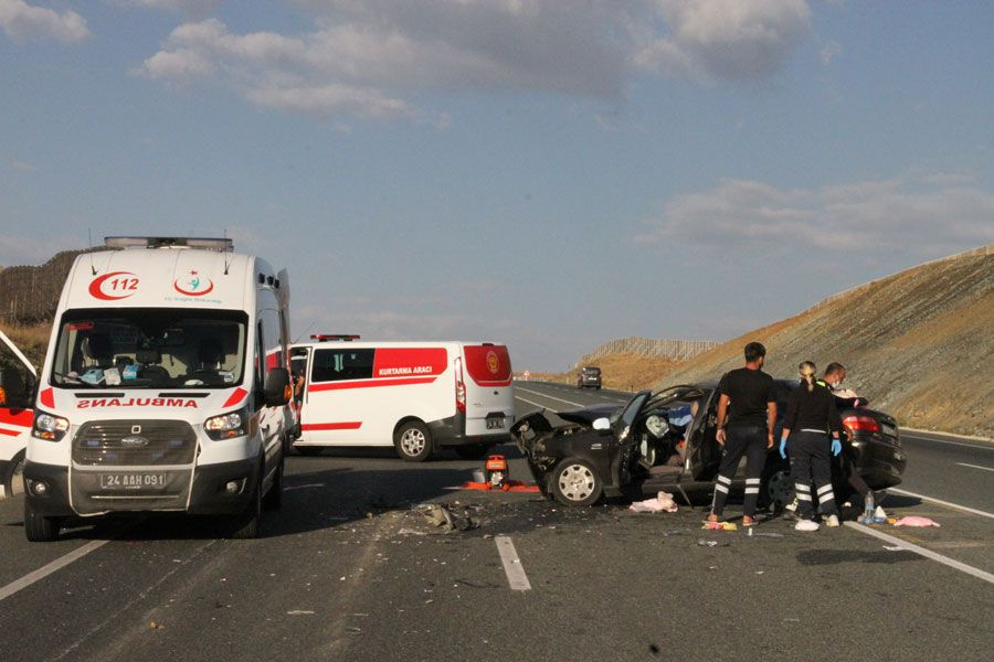 Erzincan'da feci kaza: Ölenler ve yaralılar var