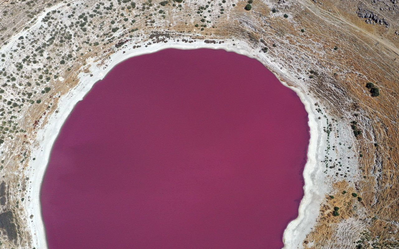Konya'da pembe renkli göl şaşırttı! Rengi değişen obruğa 2 neden var
